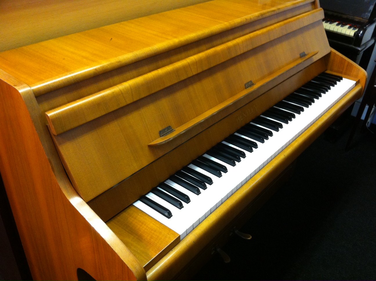 Bentley Piano Medium Walnut