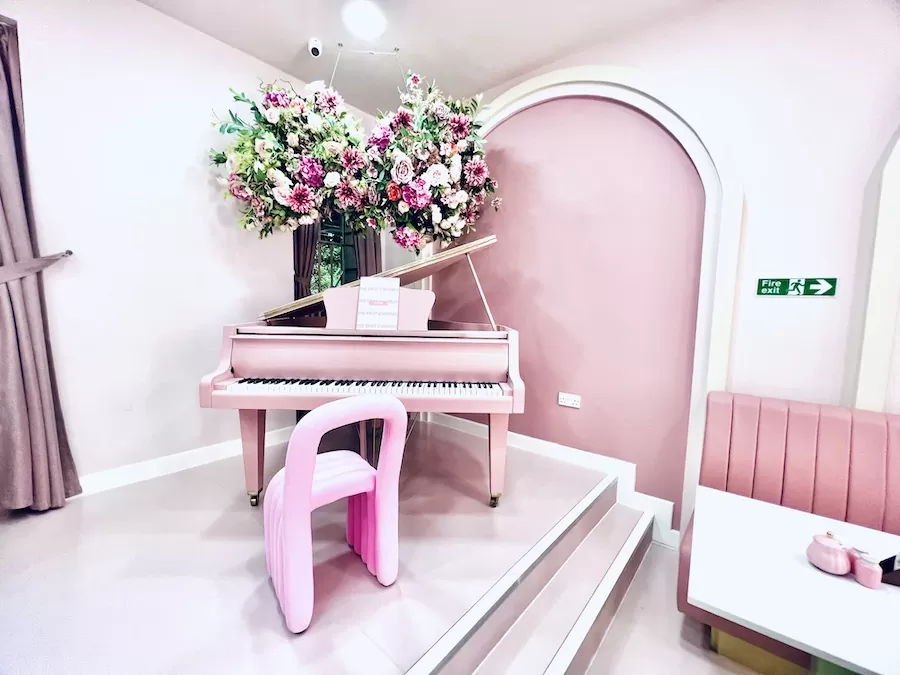 Second Hand Zimmermann Baby Grand Piano in pink (view in our Daventry store) - Image 5