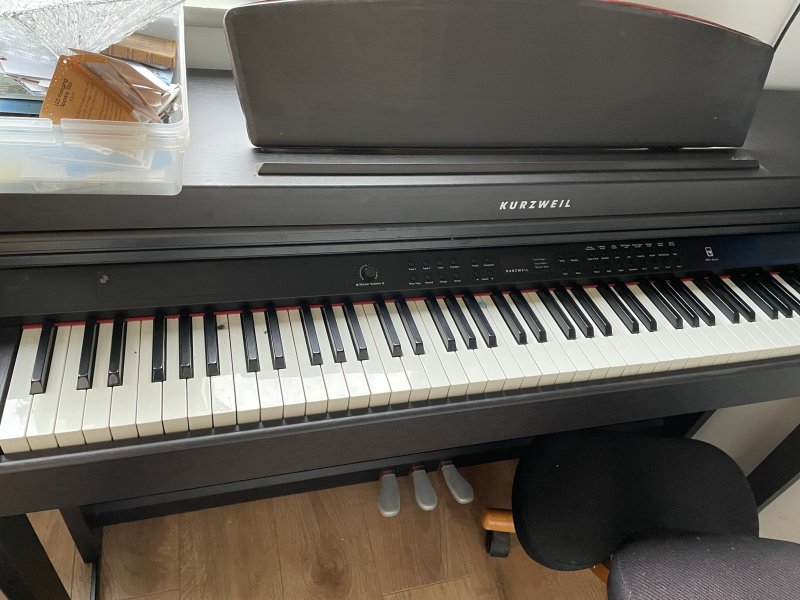 Roland HP704 rosewood